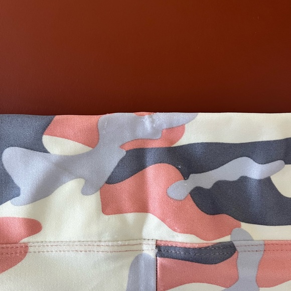 Koral Camo Lustrous Leggings - Picture 4 of 5